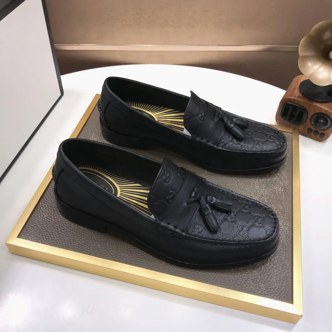 Factory batch 580💰Italy’s top luxury men’s shoe giant (GUCCI) (Gucci) (full cowhide lining) new arrival🍃Original European style🔰 Pleasant to the eye😍In order to make the shoes more durable and non-deformable🌀The production continues to follow traditional methods but there is still no lack of innovation💪Select original cowhide for the leather♻️Smooth, natural and extra bright⭐Made of imported cowhide The rich man’s first choice 38-45 (45 customized)